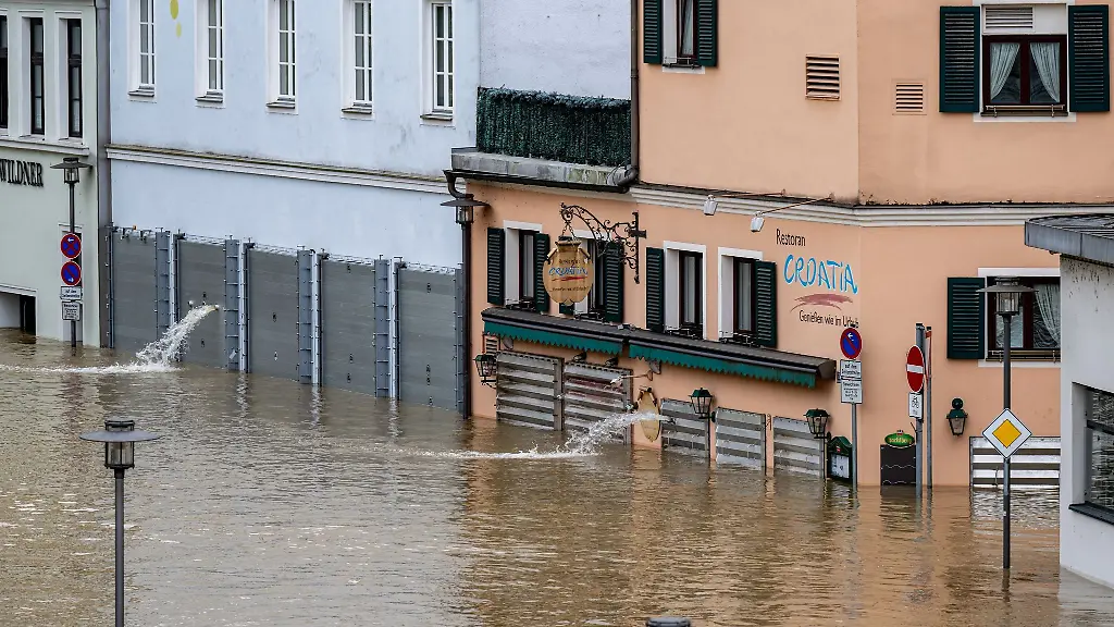 Teile-der-Altstadt-sind-vom-Hochwasser-der-Donau-ueberflutet