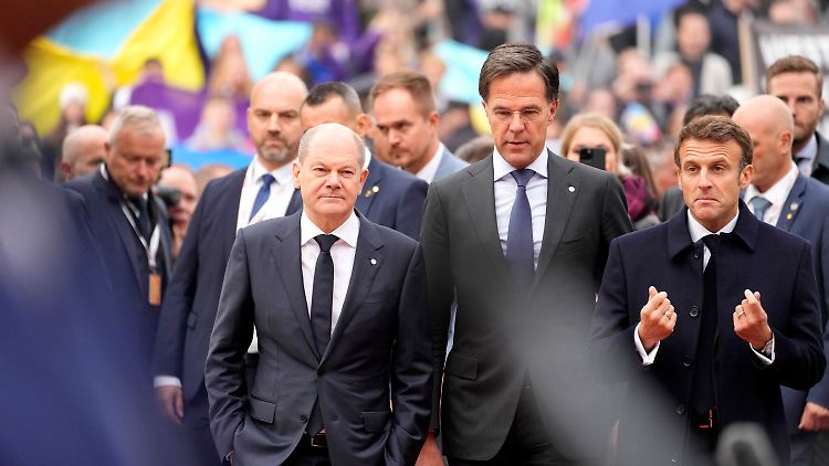 Scholz, Rutte und Macron auf dem Weg zur Prager Burg.