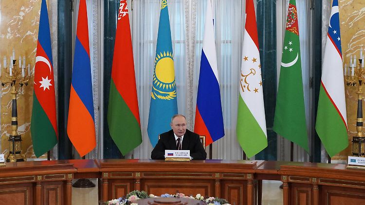 Allein war Putin an seinem Geburtstag nicht - er hatte sich fünf Staatschefs aus benachbarten Ländern nach St. Petersburg eingeladen.