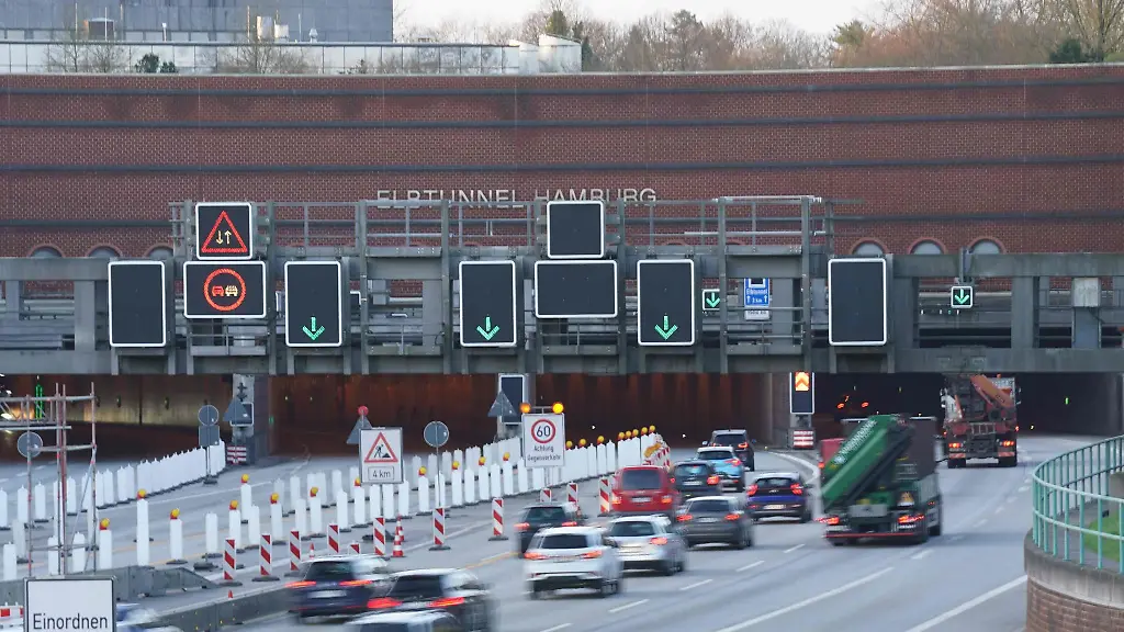 Autos-fahren-auf-der-Autobahn-A7-durch-den-Elbtunnel