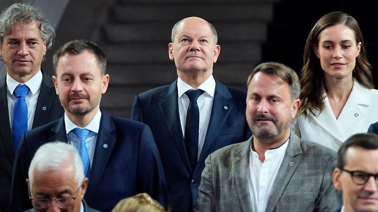 Scholz zeigte sich im Kreise der Kollegen unbeeindruckt von der Kritik am deutschen Abwehrschirm über 200 Milliarden Euro. 