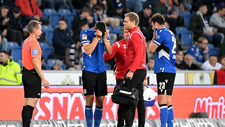 Bielefelds Frederik Jäkel wird nach einer Verletzung behandelt.