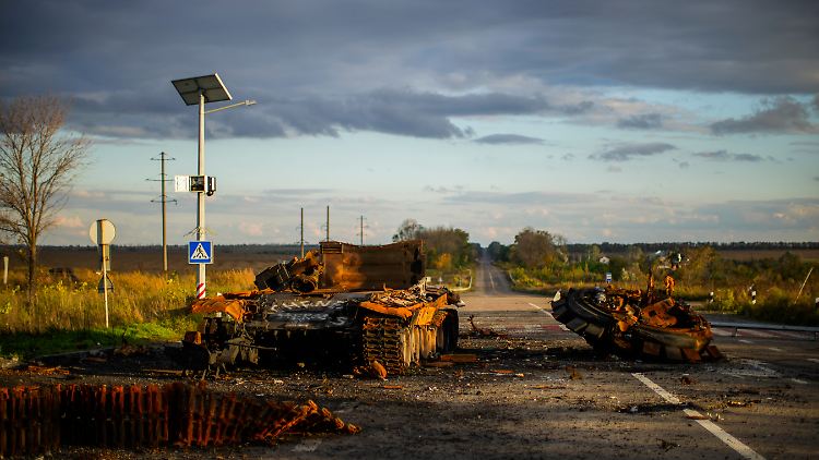 Die Überreste eines russischen Panzers auf der Straße zwischen Isjum und Charkiw.