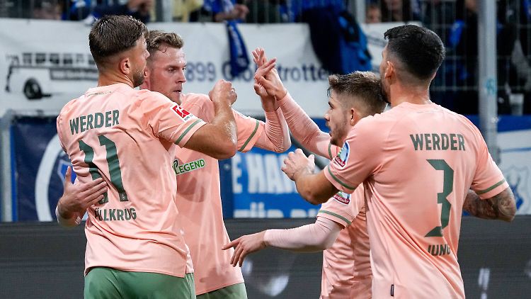 Niclas Füllkrug und Marvin Ducksch (2.v.l.) sorgen für den nächsten Werder-Wahnsinn.