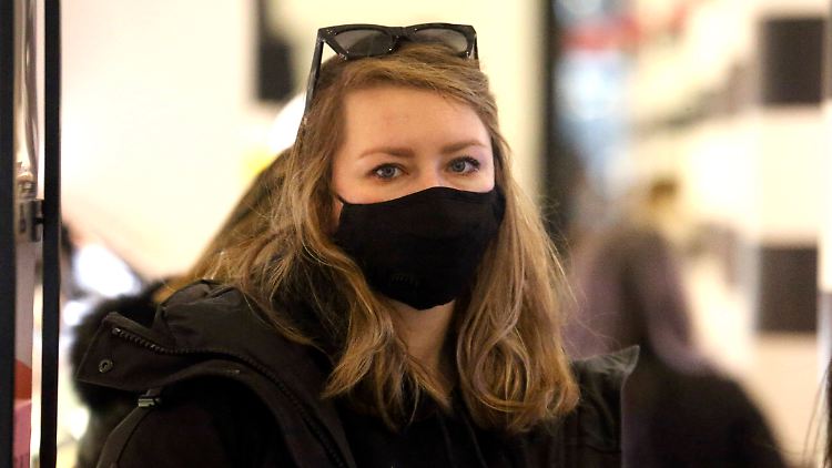 Anfang 2021 war Sorokin auf Bewährung aus dem Gefängnis entlassen wurden. Wegen eines abgelaufenen Visums wurde sie später erneut verhaftet.  