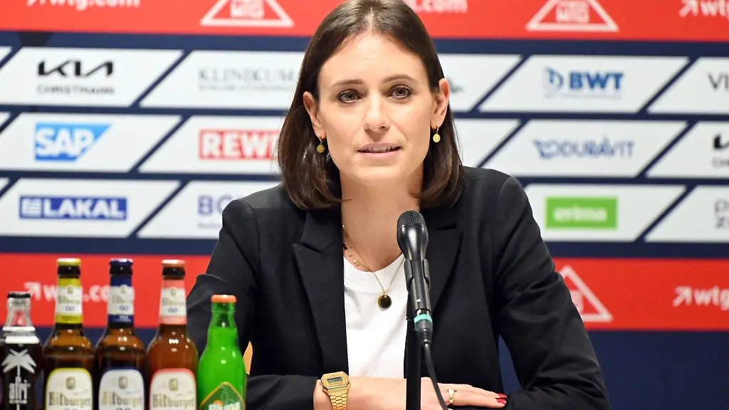 Jennifer-Kettemann-Geschaeftsfuehrerin-der-Rhein-Neckar-Loewen-beantwortet-in-der-SAP-Arena-Fragen-von-Journalisten-Kettemann-machte-finanzielle-Unregelmaessigkeiten-beim-Bundesligisten-publik-Nun-sollen-sich-die-Rhein-Neckar-Loewen-laut-einem-Medienbericht-von-Kettemann-trennen