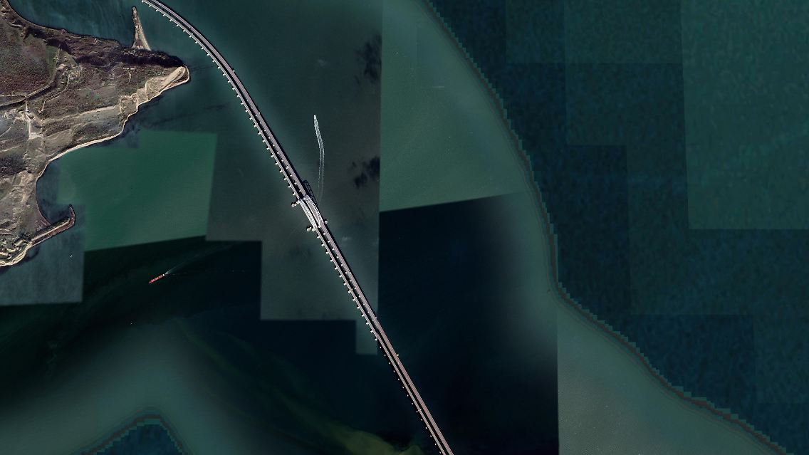 Ein Satellitenbild der Krim-Brücke, hier noch unzerstört Ende Juli 2020.
