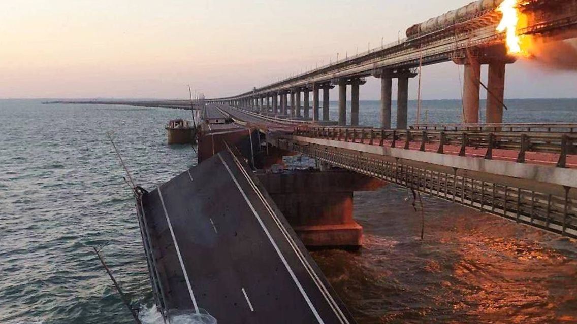 An der Brücke war ein massiver Schaden entstanden.
