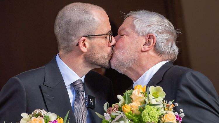 Der ehemalige Benediktiner-Mönch Anselm Bilgri (r,) und sein Mann Markus nach ihrer Trauung vor dem Münchner Standesamt.