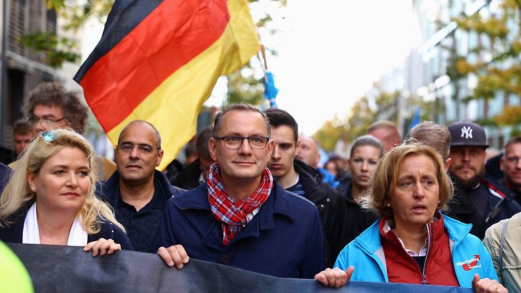 Führende AfD-Politiker wie Tino Chrupalla und Beatrix von Storch führten den Demonstrationszug an.