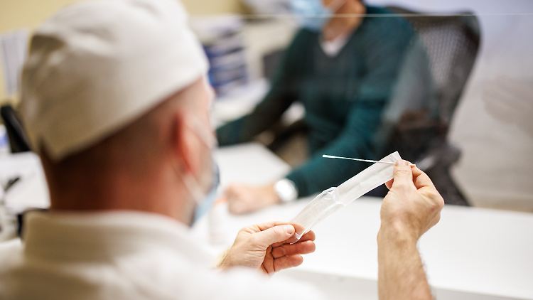 Mit Maskenpflicht und regelmäßigen Tests am Arbeitsplatz fühlen sich viele Menschen sicherer. 