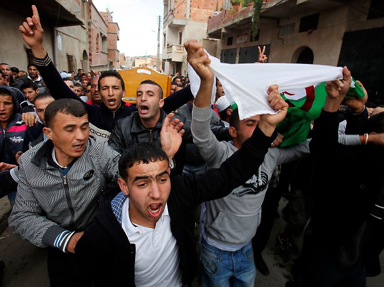 Wie in Tunesien werden die Demonstrationen auch in Algerien von jungen Menschen getragen.