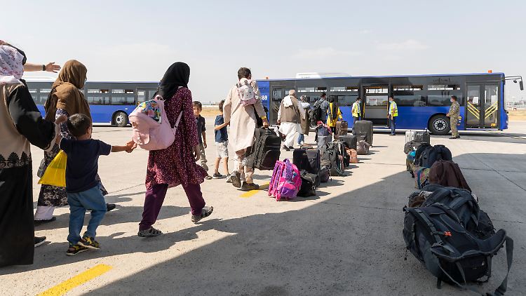Die alte Regierung habe sträflich dabei versagt, gefährdete Menschen rechtzeitig aus Afghanistan herauszuholen, sagt Linken-Abgeordnete Clara Bünger.