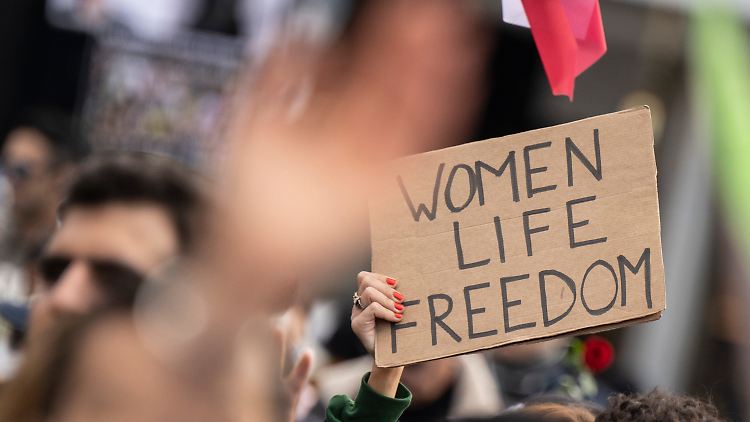 In ganz Europa gibt es Solidaritätsdemos für die Frauen im Iran - so auch in Frankfurt am Main, wo dieses Bild entstand.