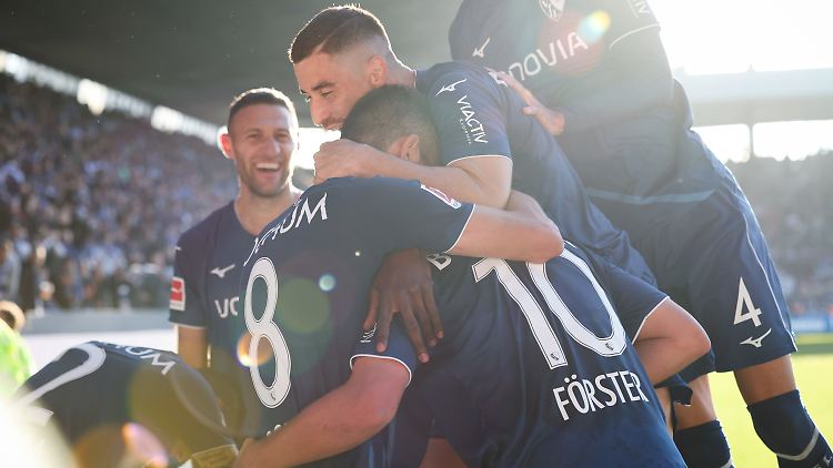Weiter Letzter aber glücklich: Die Spieler des VfL Bochum nach dem ersten Saisonsieg.