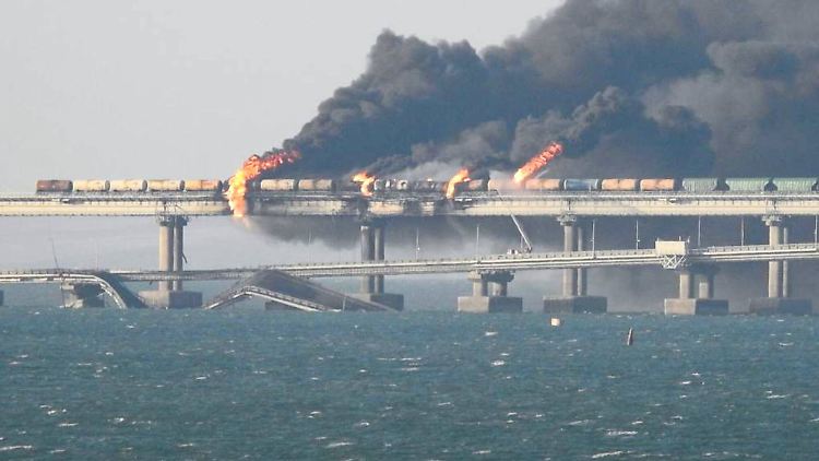 Im Oktober vergangenen Jahres wurde bereits die Krim-Brücke - ein Prestigeprojekt Putins - bei einem Angriff schwer beschädigt.