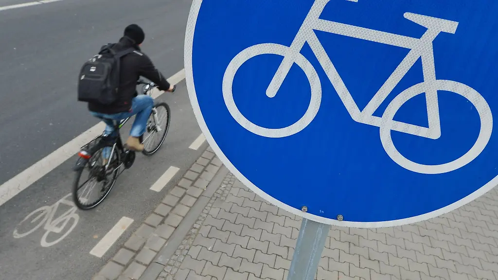 Ein-Mann-faehrt-mit-seinem-Fahrrad-auf-einem-mit-einem-Verkehrsschild-gekennzeichneten-Radweg