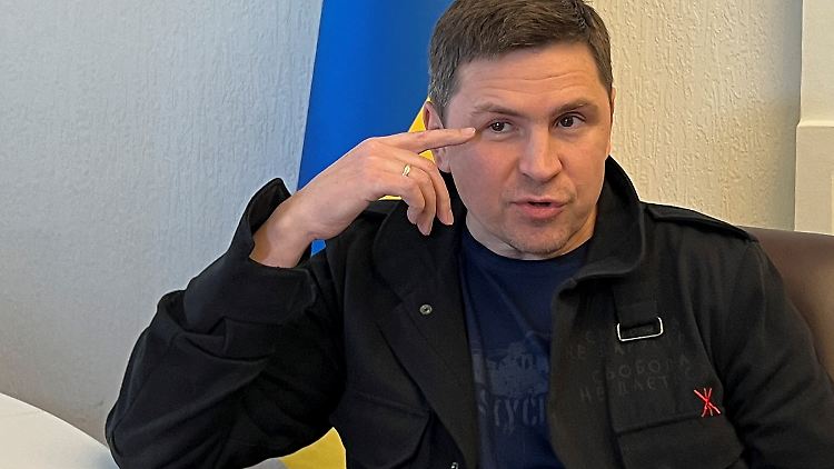 Präsidentenberater Podoljak bezichtigt den russischen Militärapparat. 