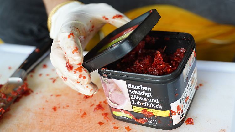 Eine große Packung Wasserpfeifentabak wird in Zukunft in Deutschland nicht mehr legal zu erwerben sein.