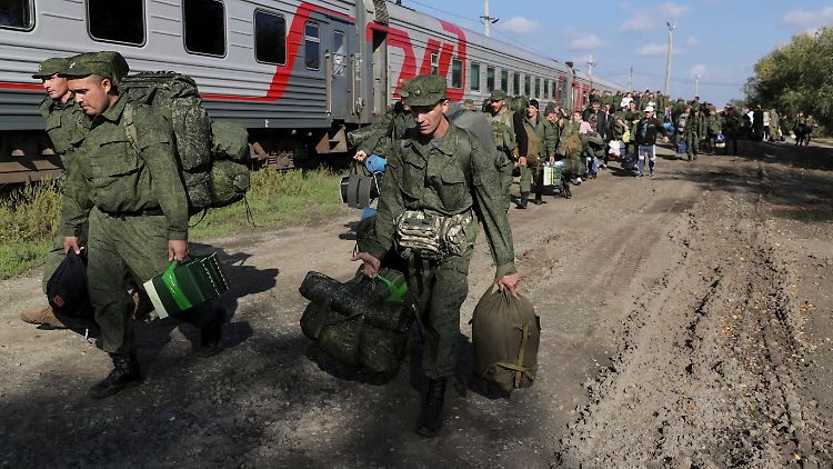 Russische Rekruten auf dem Weg in den Einsatz. Putin hatte Ende September die Einberufung von 300.000 Reservisten verkündet.