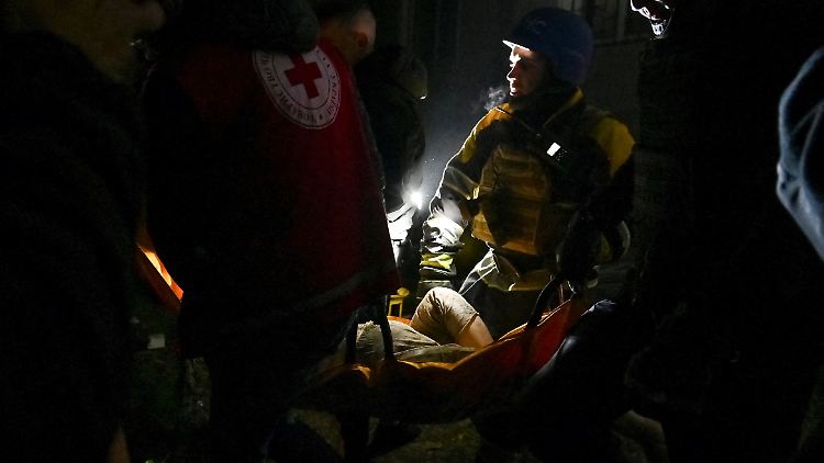 Rettungskräfte versorgen die Verletzten.