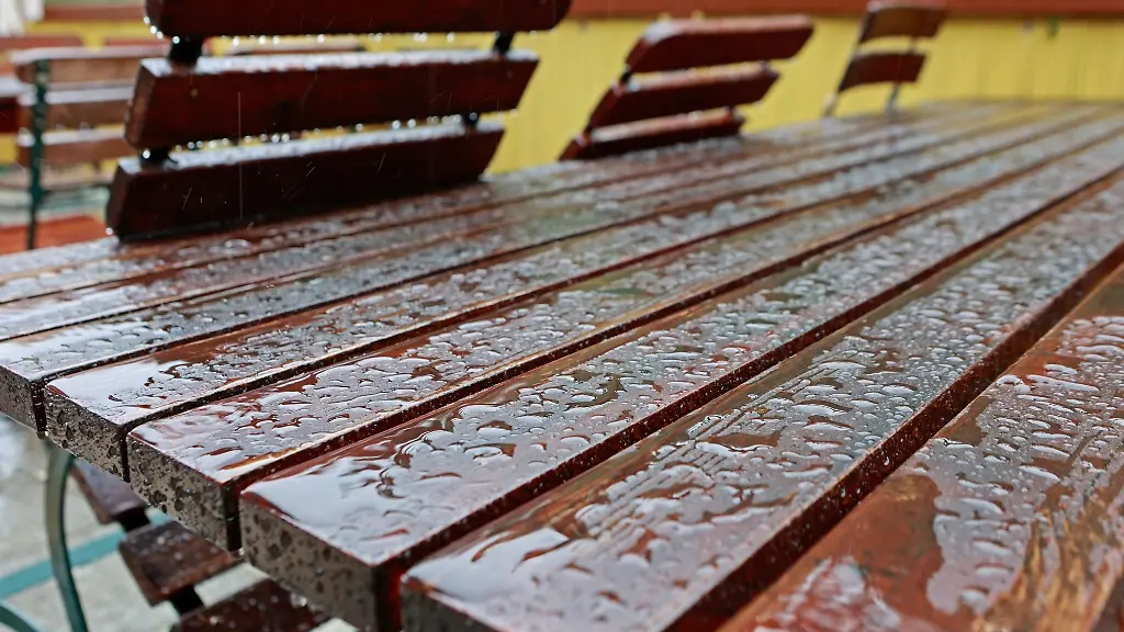 Regenwasser-steht-auf-den-Tischen-einer-Aussengastronomie-in-Wernigerode