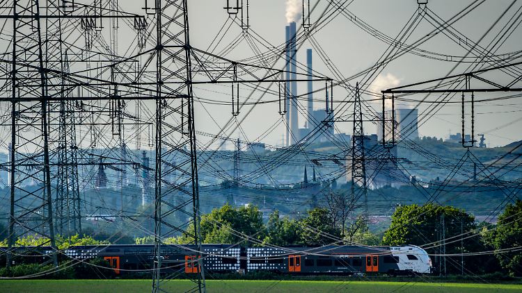Die Bahn, das Stromnetz und Pipelines sind laut Breuer mögliche Ziele in einem hybriden Krieg in Deutschland. 