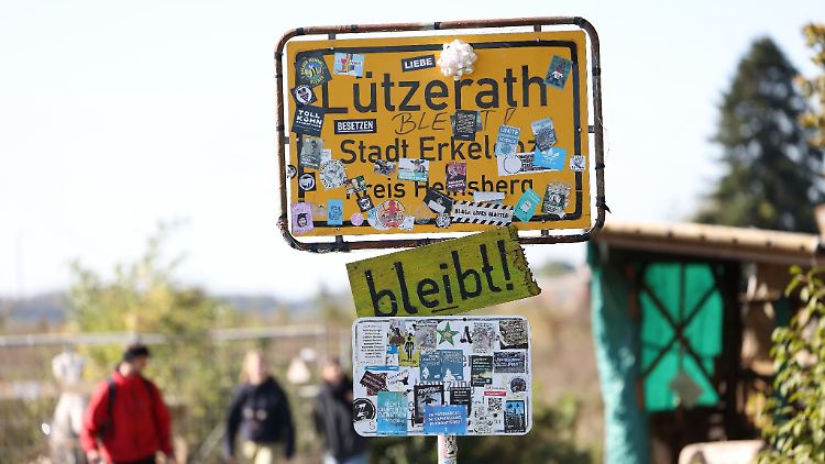 Das von Aktivisten beklebte Dorfeingangs-Schild von Lützerath.