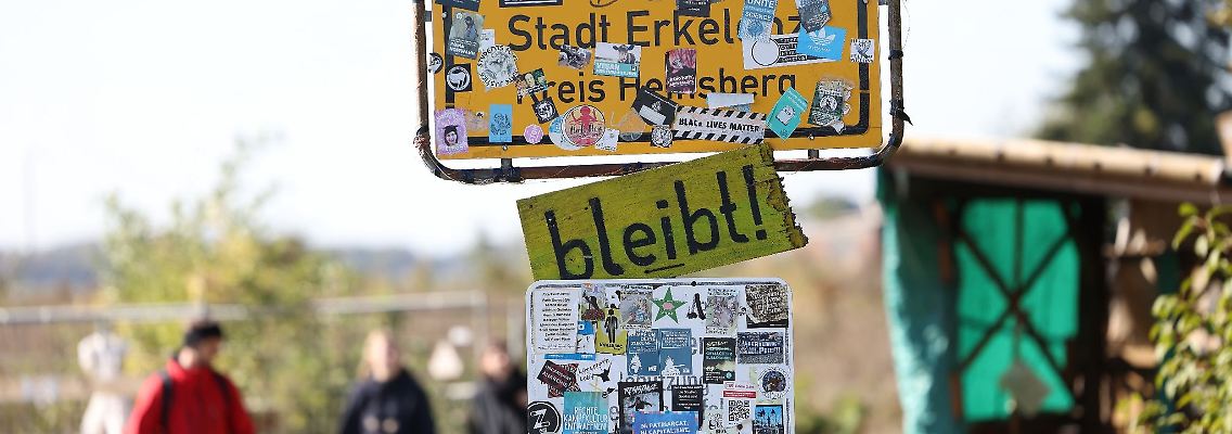 Das von Aktivisten beklebten Dorfeingangs-Schild von Lützerath.