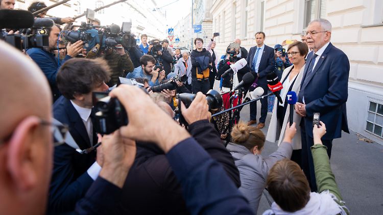 Siegesgewiss: Van der Bellen und seine Frau Doris Schmidauer vor der Stimmabgabe.