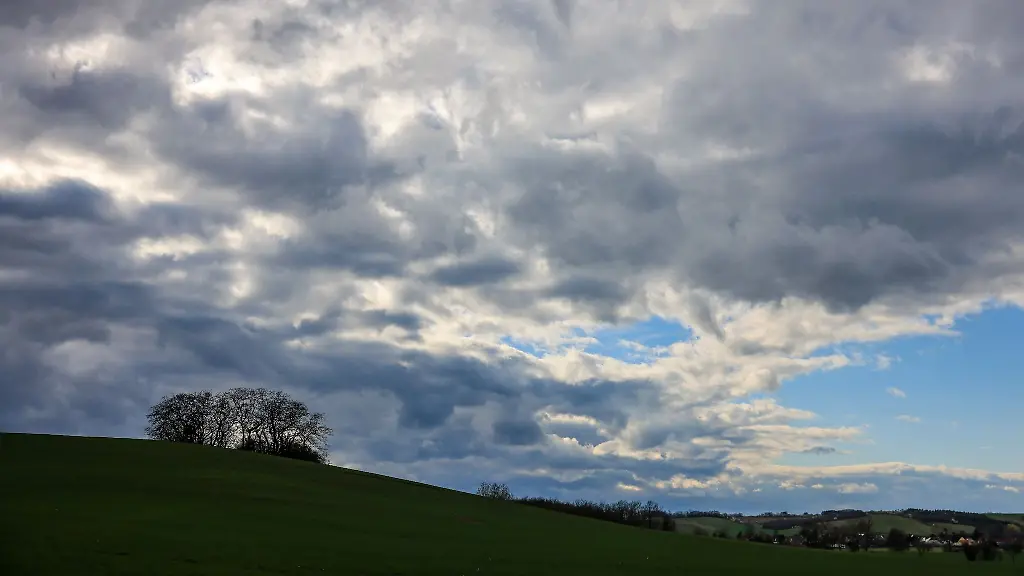 Wolken-ziehen-bei-frischem-Wind-ueber-die-Landschaft-von-Sachsen-Anhalt