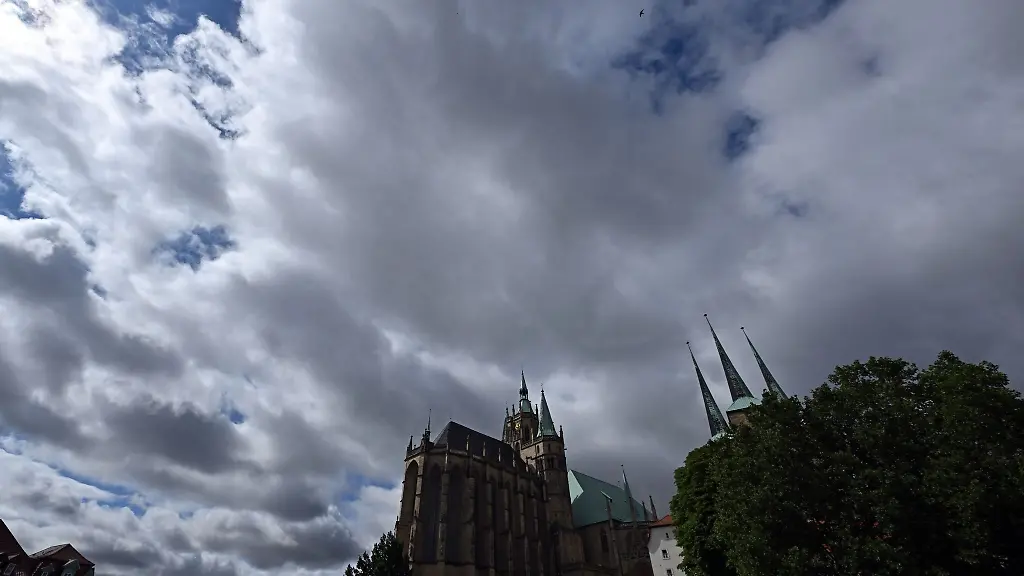 Wolken-ziehen-ueber-den-Domplatz-mit-Mariendom-und-Severikirche