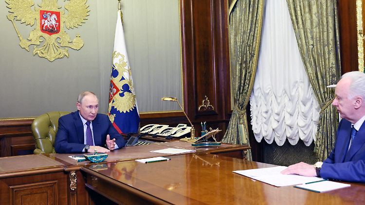 Putin und sein Ermittler Bastrykin zeigen sich überzeugt, dass die Explosion auf der Krim-Brücke auf das Konto der Ukraine geht. 