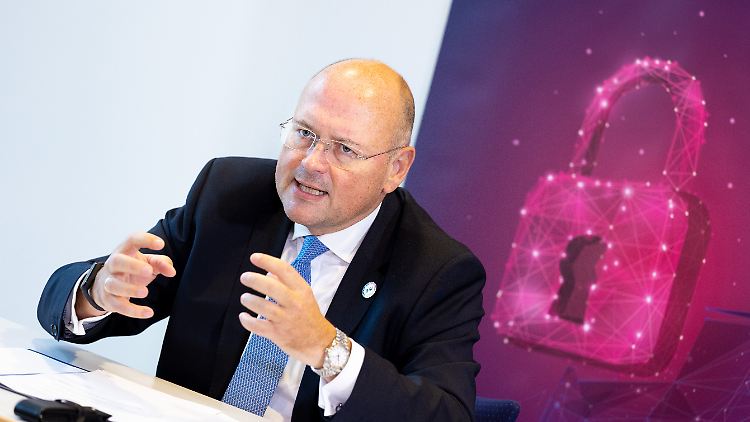 Die neuerlichen, öffentlichen Vorwürfe und Schönbohms Besuch beim Jubiläum des "Cyber-Sicherheitsrats Deutschland" haben das Fass nun offenbar zum Überlaufen gebracht.