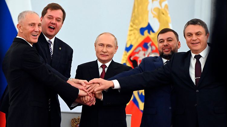 Putin und die von Moskau eingesetzten Leiter der annektierten Gebiete feiern den völkerrechtswidrigen Anschluss an Russland. 