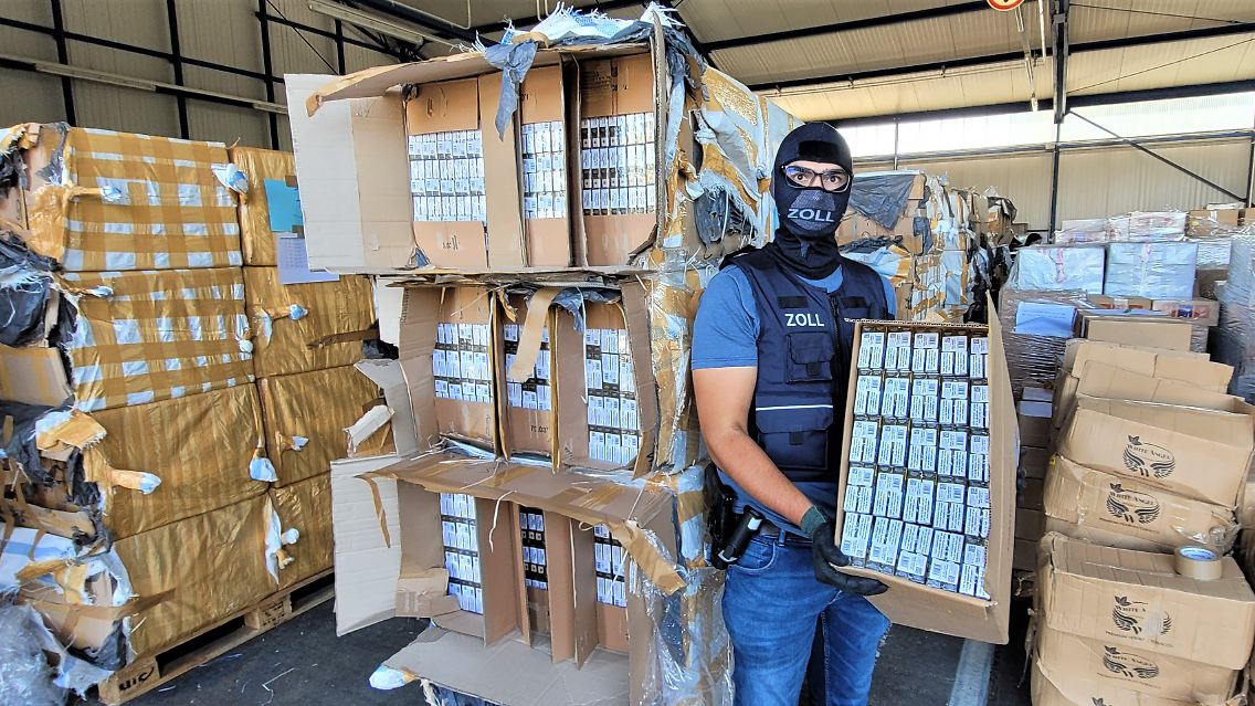 Ein Zollfahnder in der Verwahrstelle mit sichergestellten Schmuggelzigaretten.
