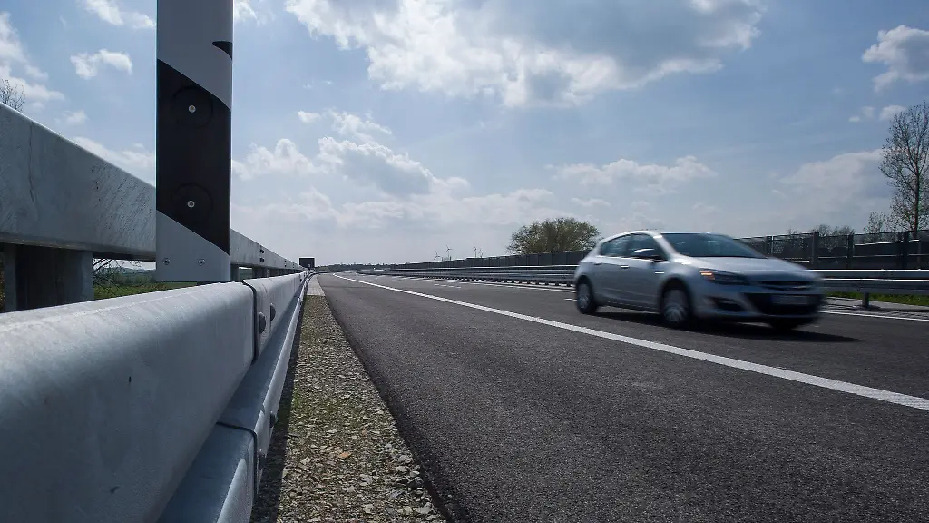 Crash-auf-der-Autobahn-Die-Reparaturkosten-fuer-eine-beschaedigte-Leitplanke-sorgen-im-Nachgang-fuer-Streit-vor-Gericht