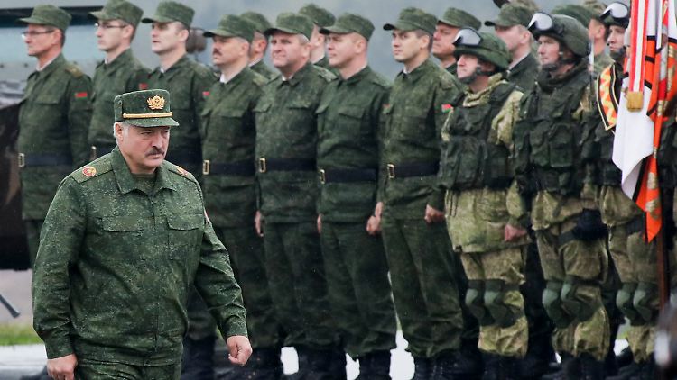 Belarus-Machthaber Lukaschenko bei einer Militärparade. 