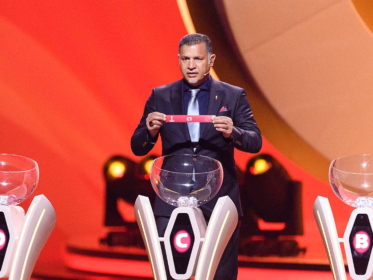 Im April hatte Daei noch bei der Gruppenauslosung für die WM in Katar geholfen.
