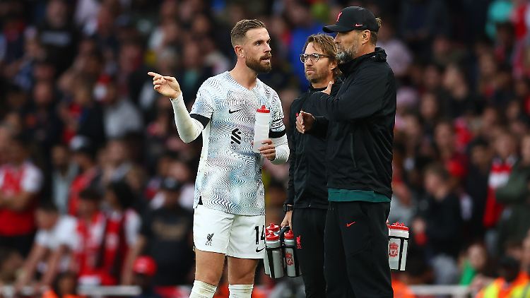 "Geht es da vorne zufällig aus der Krise, Jürgen?", scheint Jordan Henderson den deutschen Trainer zu fragen.