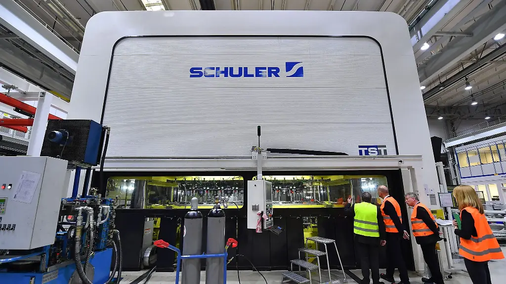 Eine-Produktionshalle-der-Schuler-Pressen-GmbH-in-Erfurt