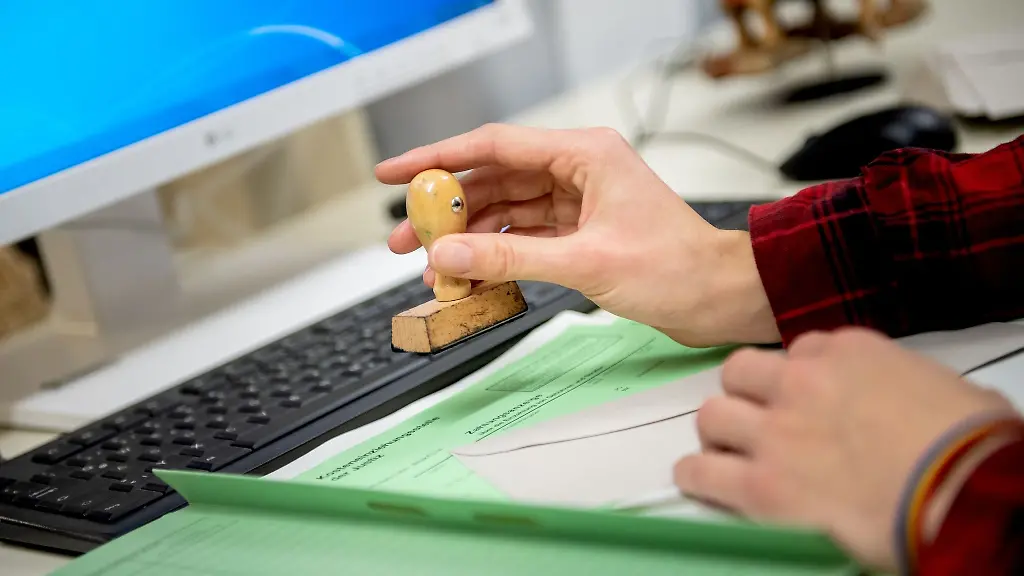 Wer-ein-Grundstueck-erbt-wird-mit-dem-Tod-des-Erblassers-automatisch-Eigentuemer-und-ist-verpflichtet-das-Grundbuch-entsprechend-umschreiben-zu-lassen