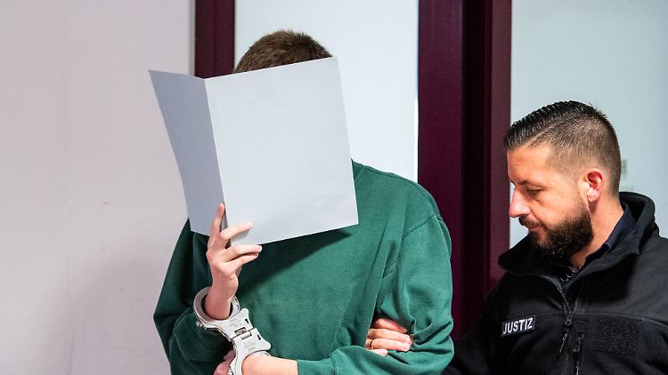 Nach der Schilderung des Verteidigers hatte der 18-Jährige das Messer in der Hand, weil er Suizidabsichten hegte.