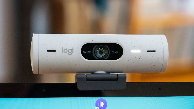 Die Logitech Brio 500 hat ein Ultraweitwinkel-Objektiv.