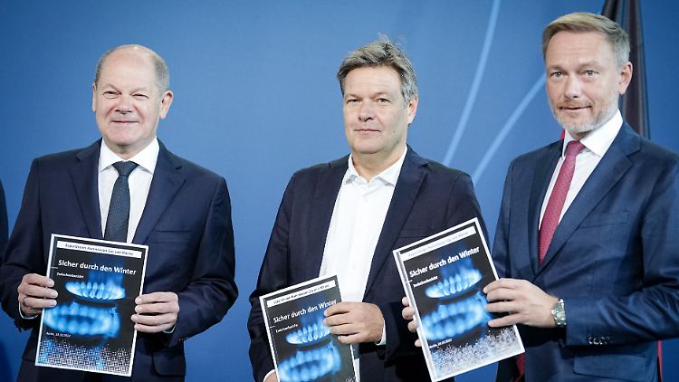 Kanzler Scholz und die Minister Habeck und Lindner (v.l.n.r.) mit den Empfehlungen der Kommission.