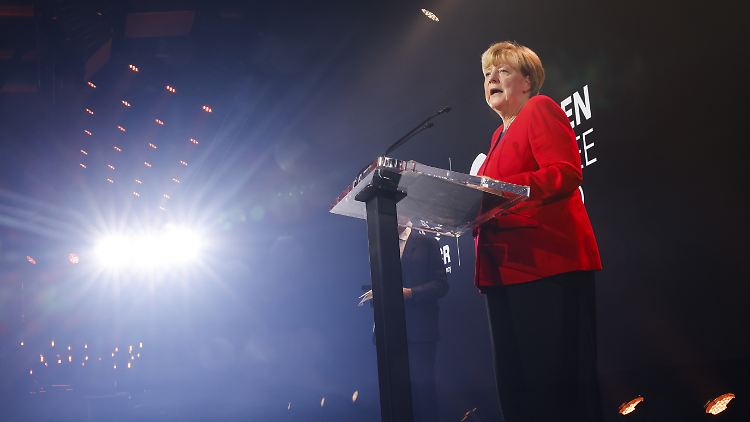 Altkanzlerin Merkel lässt sich für ihren "moralischen Kompass" ehren.