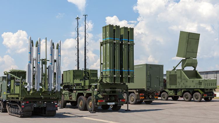 Das Luftabwehrsystem IRIS-T SLM besteht aus mehreren Fahrzeugen. 