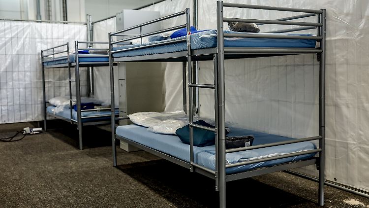 In einer Hamburger Messehallen wird die Unterbringung von rund 400 Geflüchteten vorbereitet.