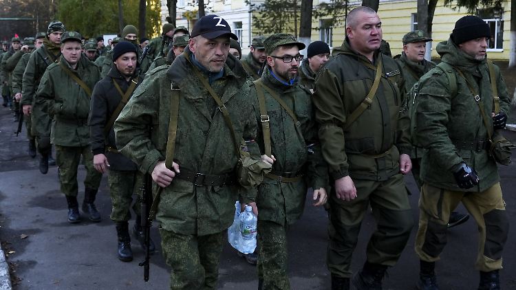 Nach Einschätzung des österreichischen Oberst Markus Reisner, rekrutiert Russland derzeit deutlich mehr als die angekündigten 300.000 Kämpfer.