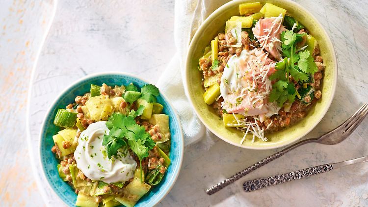 Lauch-Linsen-Pfanne mit Limetten-Sojaquark. Für Flexitarier zusätzlich mit Räucherforellenfilet. 